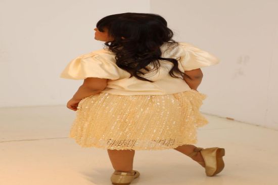 صورة طقم تيور أصفر وبلوزة ترتر وفينكة ترتر وتنوره دانتيل